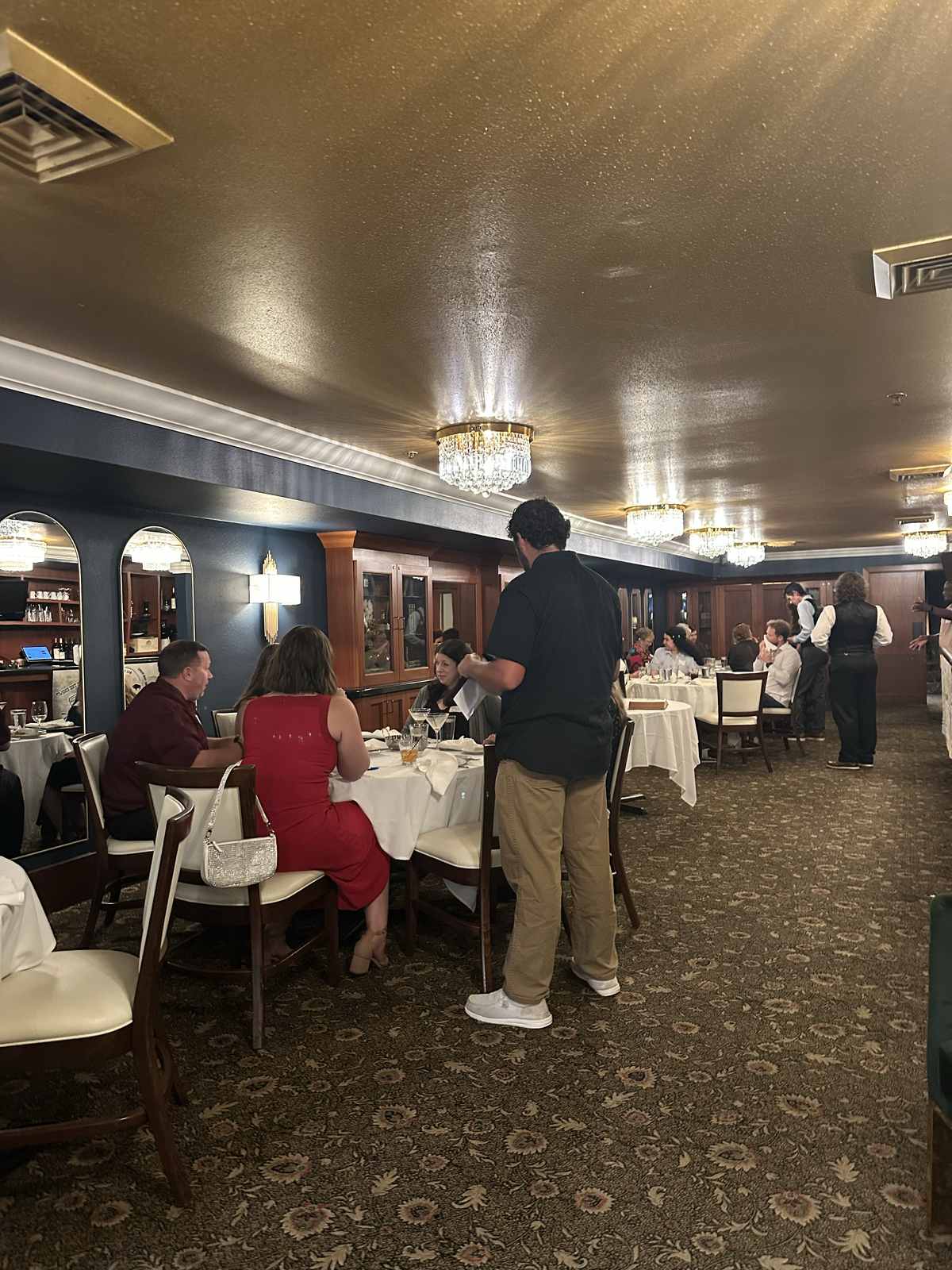 Guests dining together in the Minervas dining room